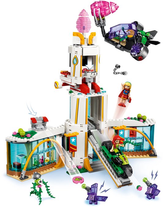 LEGO DC Super Hero Girls Superheldenschool met toren, groene buggy en paarse flyers.