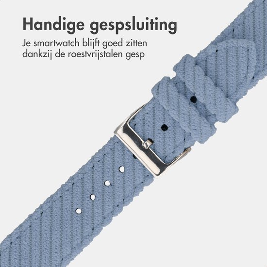 Sluiting van lichtblauw corduroy Apple Watch bandje met roestvrijstalen gesp.