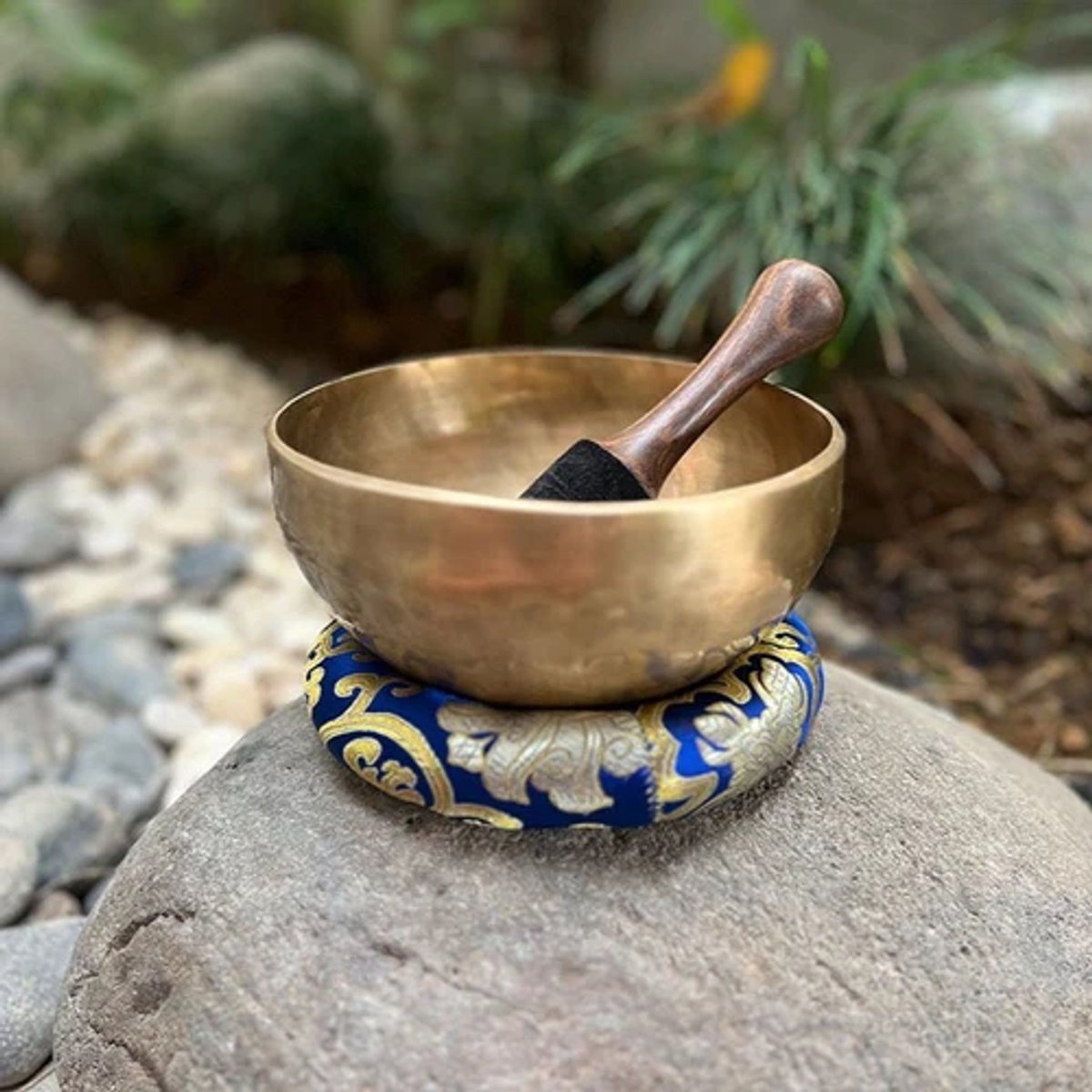 LIDAH® Klankschaal - 18 cm Tibetaanse Klankschaal - Meditatie Schaal met Klopper , Aanstrijkhout & Kussen - Singing Bowl Klank Schaal Set - voor Yoga, Chakra, Mindfulness