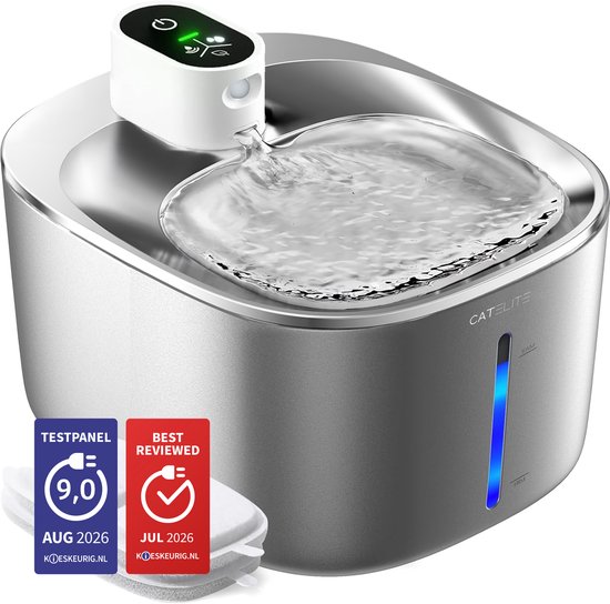 Zilverkleurige CatElite drinkfontein van RVS met een strak design. Water stroomt over de rand. Met "TESTPANEL 9,0" en "BEST REVIEWED" stickers.