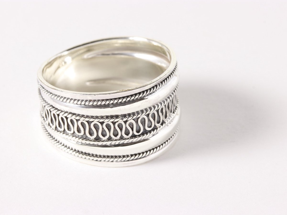 Brede zilveren ring met meandergravering - maat 20