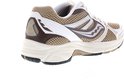 Saucony hardloopschoen in wit, bruin en zilver met mesh bovenwerk en vetersluiting.