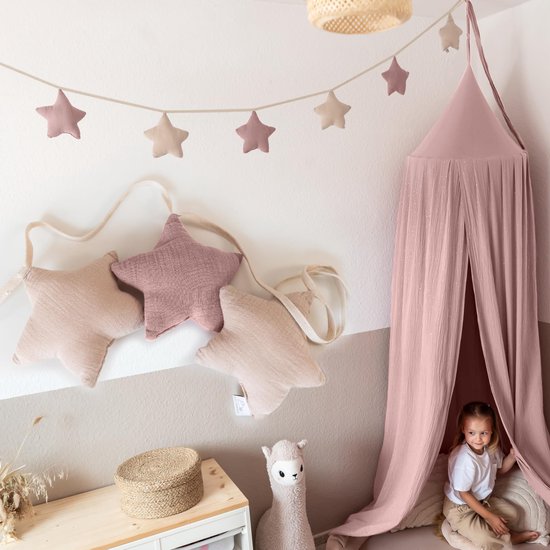 Stoffen sterrenslinger in poederroze en zachtroze boven een kinderkamer met een bijpassende hemeltent.