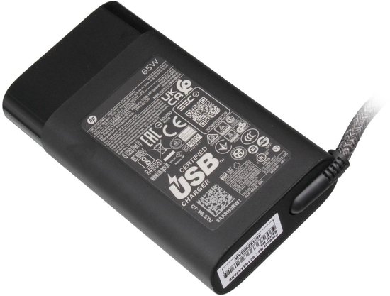 Chargeur USB-C noir HP 65W avec spécifications techniques et logos de certification à la surface.