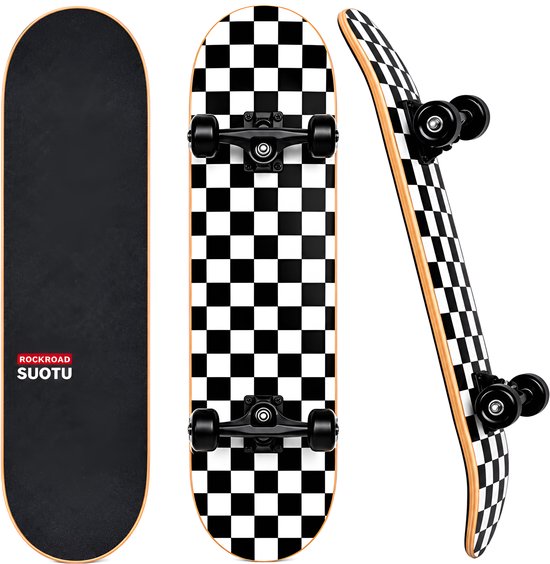 Suotu skateboard met zwart gripdeck, wit-zwart dambordpatroon aan de onderzijde, zwarte wielen en trucks.