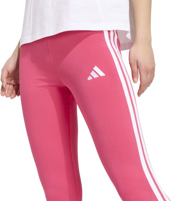 Roze adidas legging met witte zijstrepen en een wit adidas-logo op de heup.