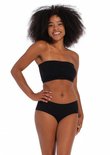 Model met afro-haar draagt een zwarte, naadloze bandeau-bh en zwarte slip.