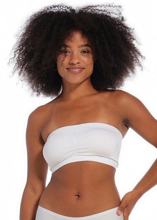 Model met afrohaar in witte naadloze bandeau-beha met geplooid middenstuk.
