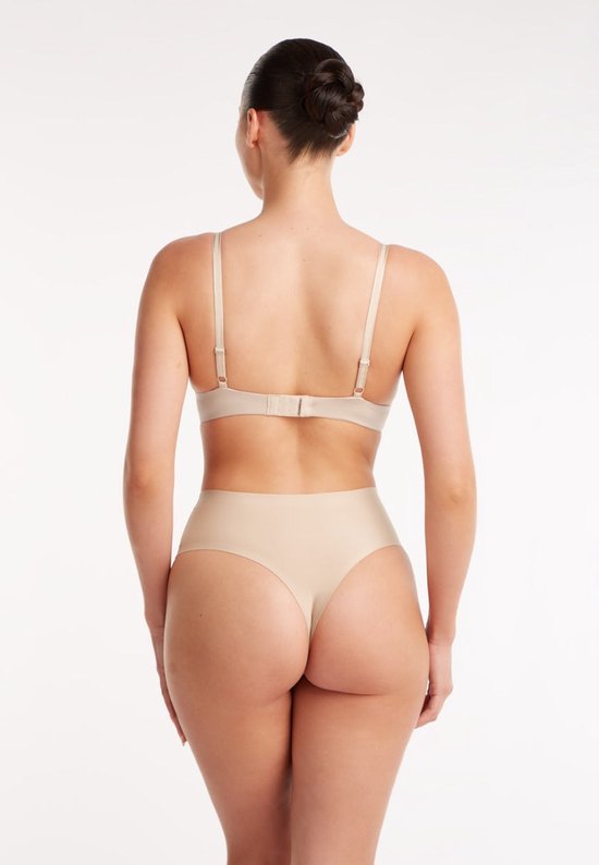 Achteraanzicht van een model in een beige, naadloze high-waist string en bh.