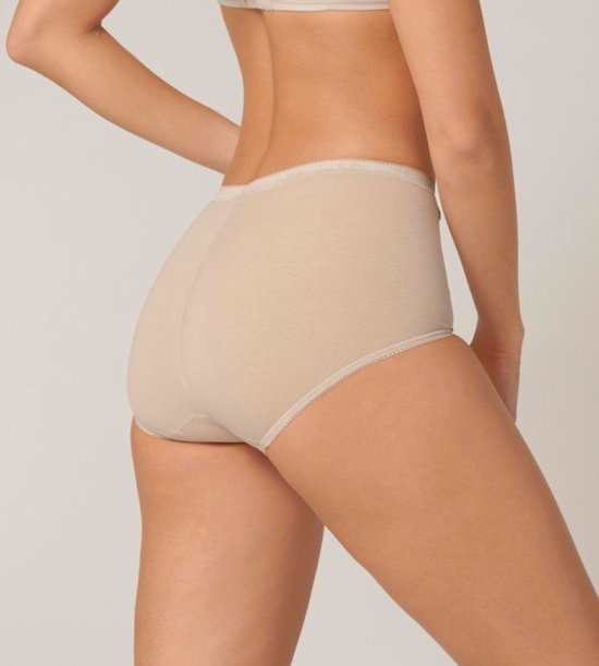 Achterkant van beige Sloggi Basic+ Maxi slip op een model.