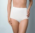 Witte Sloggi Basic+ Maxi slip met kanten boord, getoond op model.