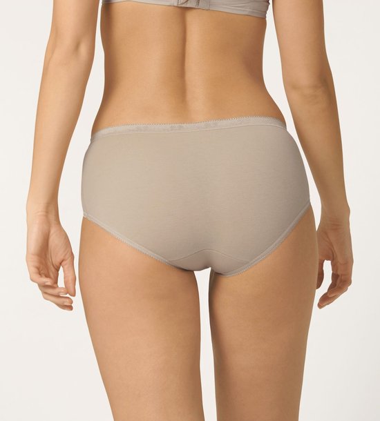Beige midi-slip op een model, gezien van achteren, met zachte naden.