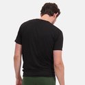 Achterkant van een man die een zwart T-shirt draagt met een ronde hals.