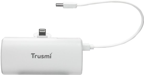 Witte Trusmi powerbank met geïntegreerde oplaadkabel en Lightning-connector.