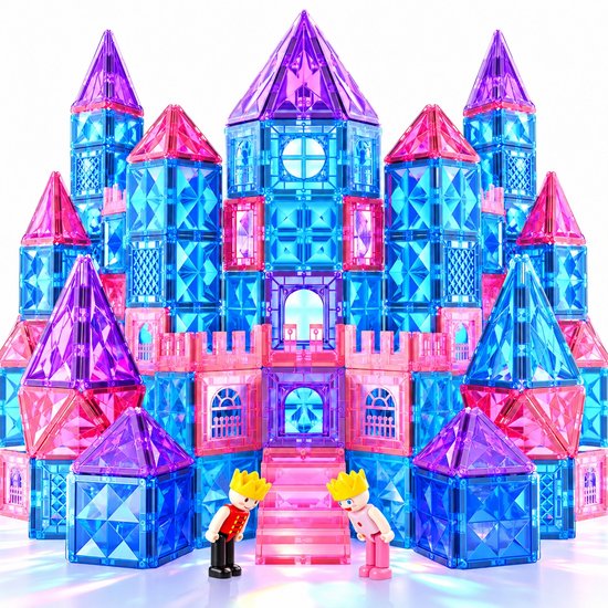 Groot kasteel van doorschijnende blauwe, roze en paarse magnetische bouwtegels met een koning en koningin poppetje.