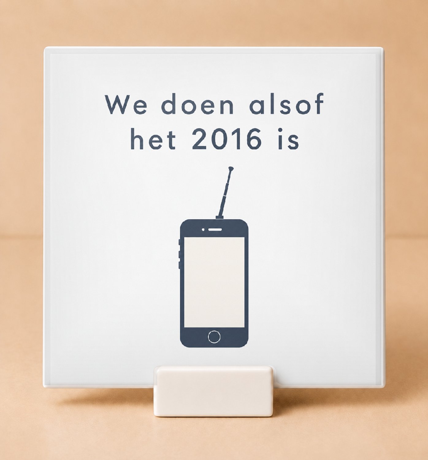 Bedruk King Strakke Terug naar 2016-modus Tegel – Moderne Typografische Poster voor Nostalgische Interieurs en Fans - 11 x 11 cm met houder Wit