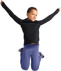 Kind springt in de lucht, draagt een zwart ODLO thermoshirt en een blauwe broek.