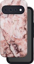 Achterkant van een roze marmeren telefoonhoesje met zwarte camerauitsparing, deels zichtbaar over een telefoon.