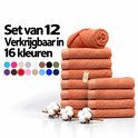 Set van 12 zalmroze handdoeken in een stapel met katoenbloemen en kleurpalet. Tekst: Set van 12, 16 kleuren.