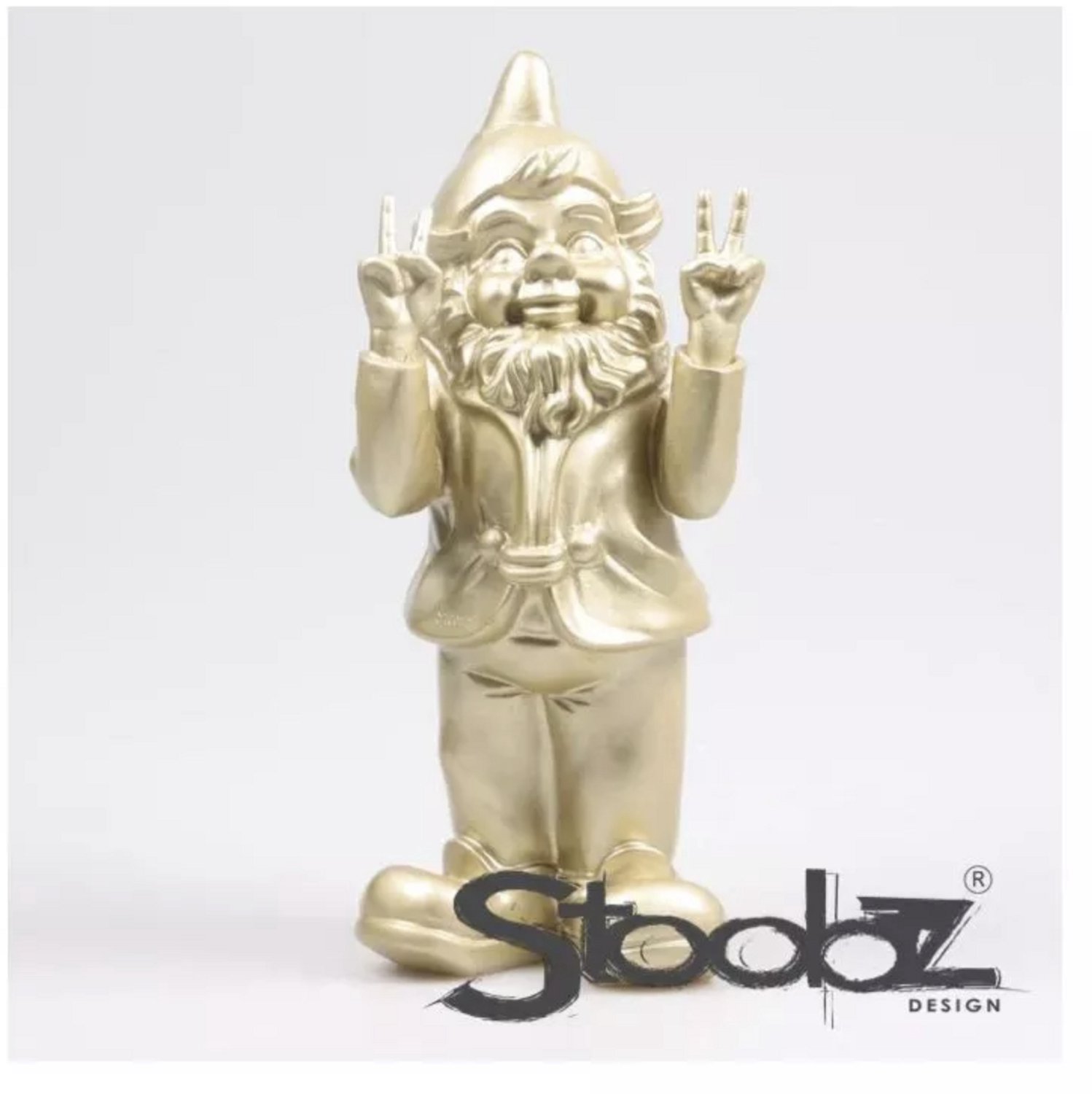 Stoobz kabouter Peace 31 cm – goud – vredesteken – decoratief kabouterbeeldje – grappige tuindecoratie