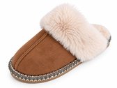 Bruine suède pantoffel met beige imitatiebont en een decoratieve gevlochten rand bij de zool.
