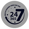 Grijs rond embleem met zwarte tekst 'Multivitamine voor elke dag' en '24/7 365' in het midden.