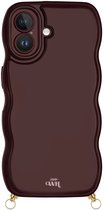 xoxo Wildhearts Glossy Wavy Cord Case Burgundy telefoonhoesje - Geschikt voor iPhone 16 Plus - Golvend hoesje geschikt voor telefoonkoord - Glimmende silicone case met golven - Vlekbestendig hoesje met haakjes - Burgundy / Bordeaux Rood