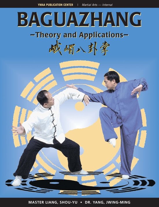 Boekcover Baguazhang met twee mannen in traditionele Chinese kleding die vechtsportoefeningen uitvoeren.