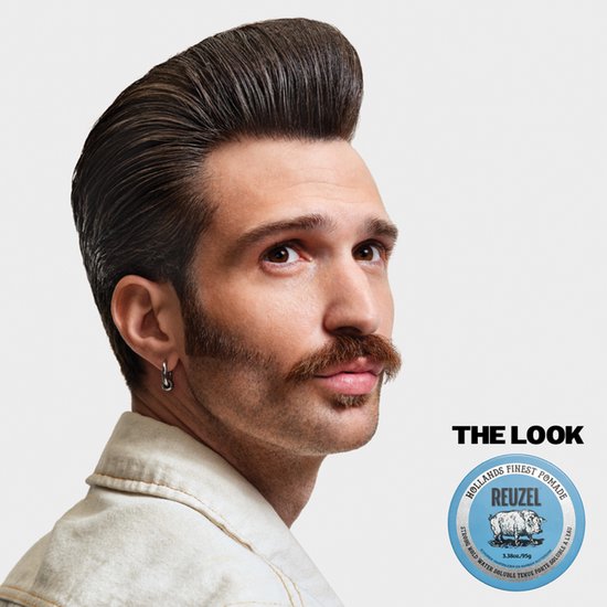 Man met strak achterovergekamd kapsel, Reuzel pomade blik in de hoek.