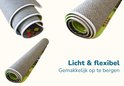 Opgerolde, lichtgewicht en flexibele speelmat met antislip-onderkant. Tekst: 'Licht & flexibel'.