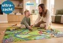 Vrouw en jongetje spelen samen op een 'ultra-zacht' boerderij-speelkleed.