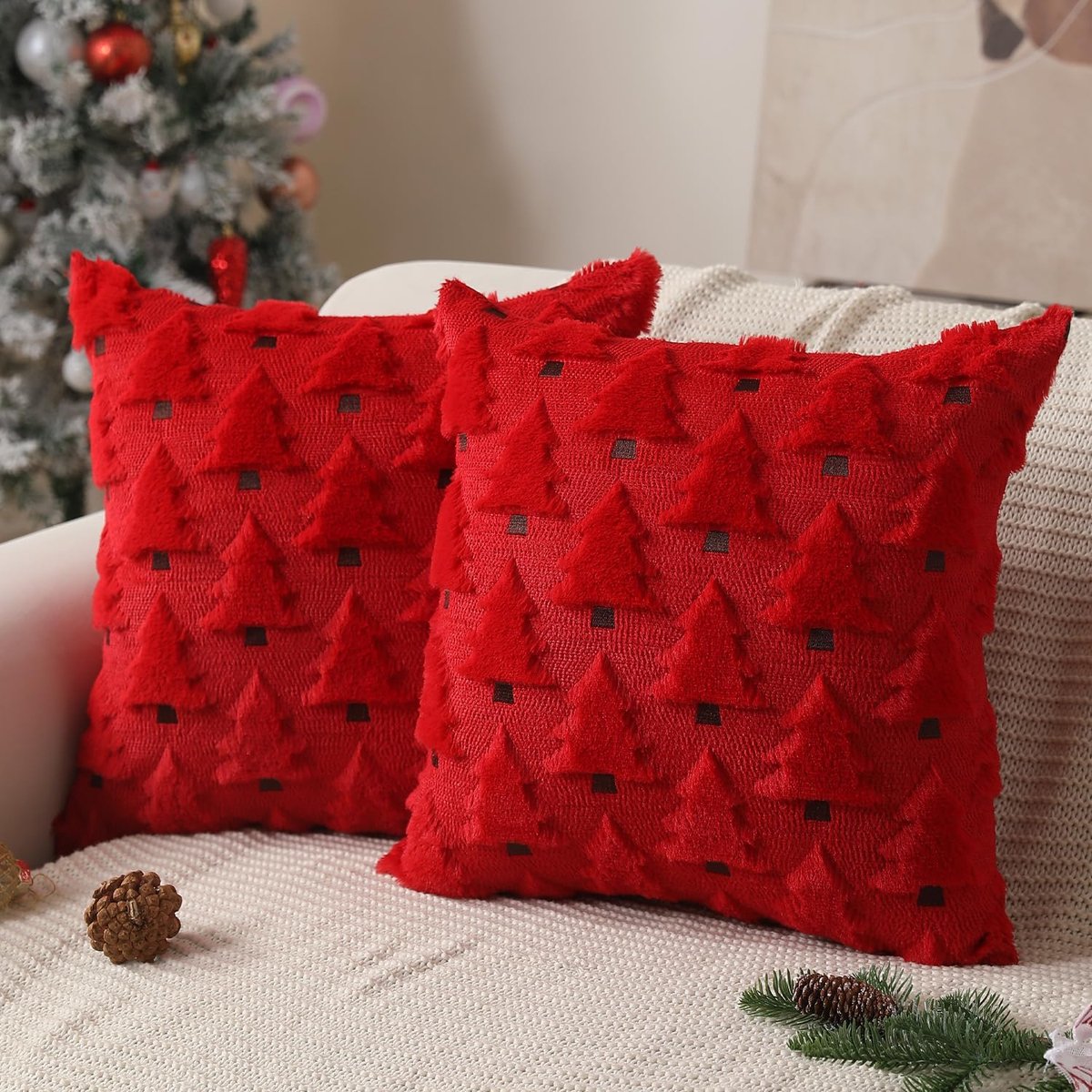 2 Pcs rode kerst‑kussenhoezen 18x18 inch - zacht pluche imitatiewol met handgeborduurd kerstboommotief - winterse feestdecoratie voor bank en woonkamer