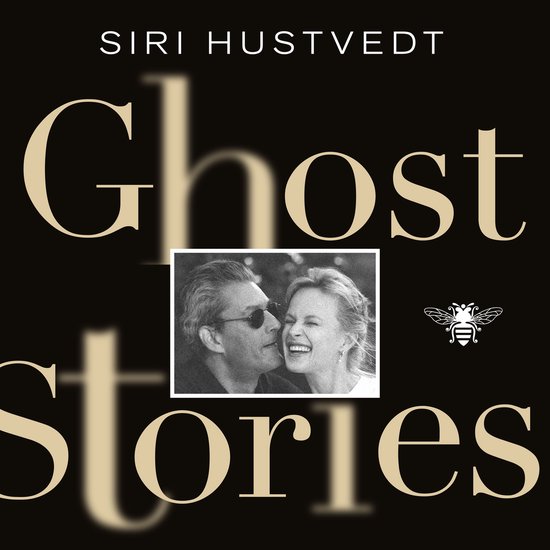 Boekomslag 'Ghost Stories' van Siri Hustvedt met een zwart-witfoto van een lachend stel.