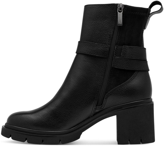 Zwarte Tamaris enkellaars met gespdetail en ritssluiting. Deze laars heeft een dikke zool en hak.