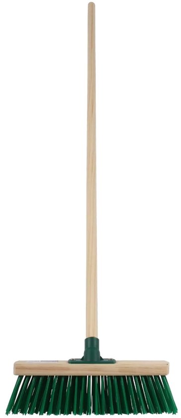 Houten bezem met groene, harde haren en een naturel houten steel.