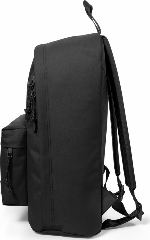 Zwarte Eastpak rugzak met laptopvak, 27 liter. Voorzien van ritsen en schouderbanden.