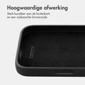 Binnenkant van een zwarte telefoonhoes met een zachte, zijdeachtige voering en het Accezz logo.