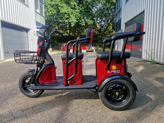 Rode elektrische driewieler scooter met mandje voorop en twee zitplaatsen achter elkaar. Het APEX logo is zichtbaar op de zijkant.