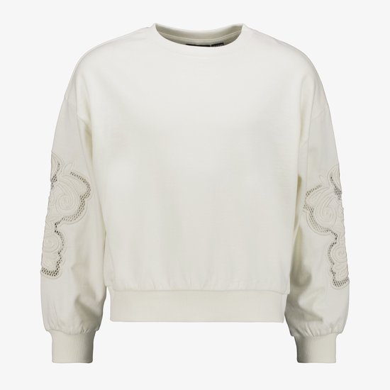 Ecru sweater met geborduurde bloemen op de mouwen en geribbelde boorden.