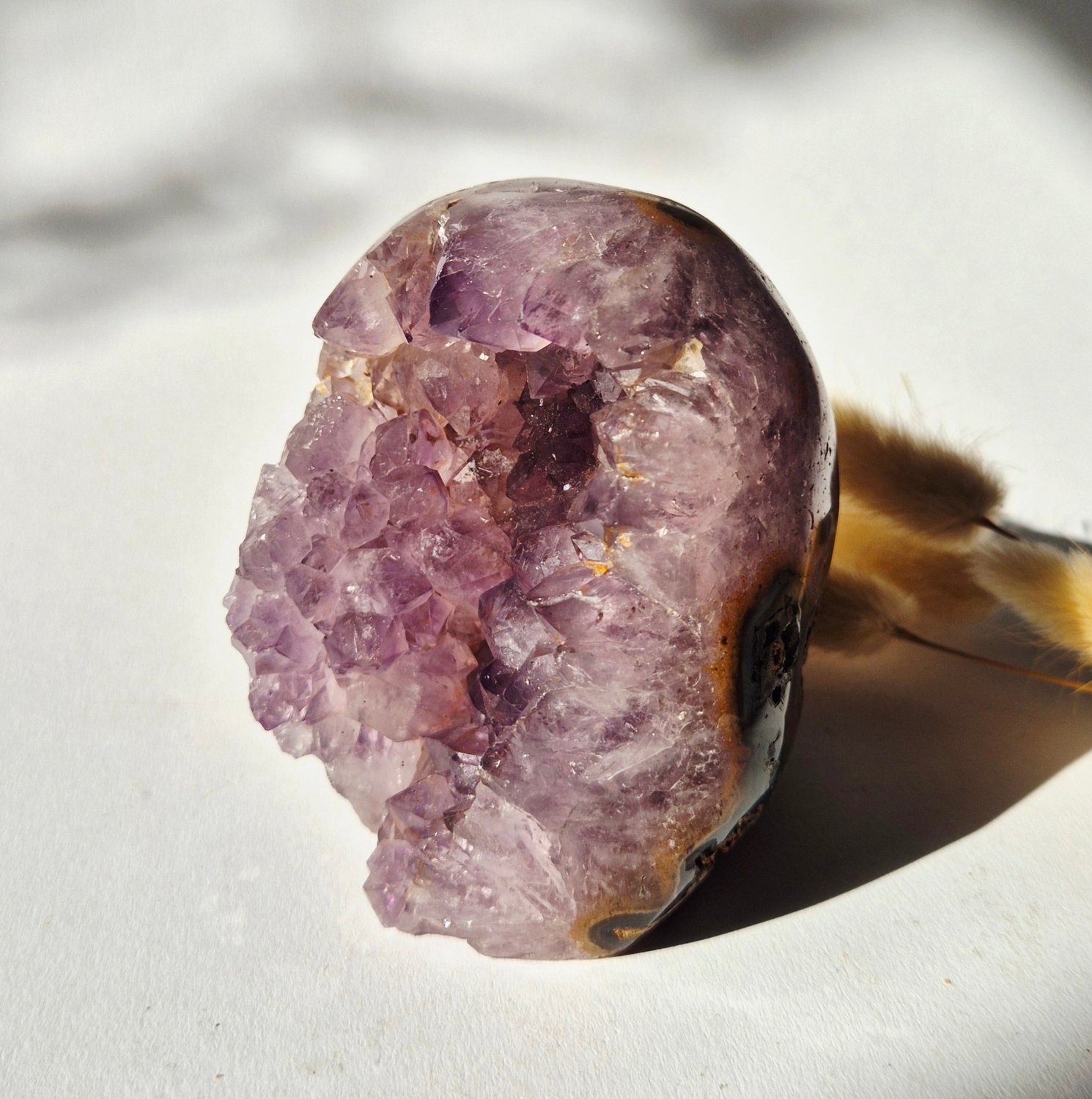 Moonlight Gemstones Amethyst Eye #2 – Lavender Druzy Freeform – 579g Meerkleurig