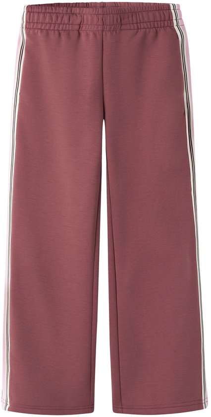 Bordeauxrode joggingbroek met wijde pijpen en roze-witte biezen langs de zijkanten.
