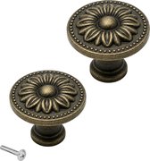 Twee ronde, bronzen meubelknoppen met bloemvormig reliëf en korrelrand, inclusief montageschroef.