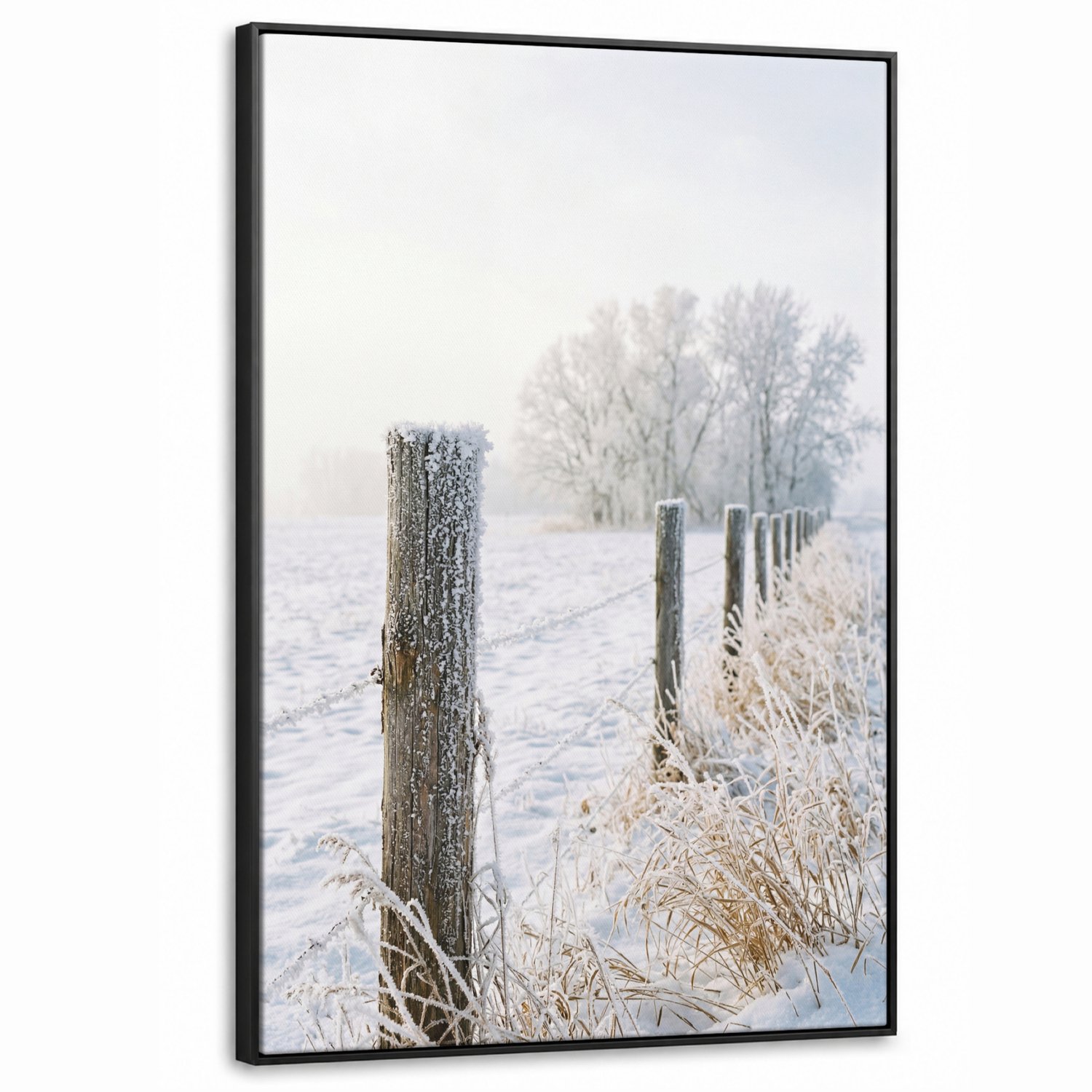 Canvas Schilderij met Baklijst XXL Canvas Schilderij met Baklijst 90x140cm - Hek - Sneeuw - Mist - Platteland - Nostalgisch - Muurdecoratie woonkamer - Slaapkamer decoratie - Kamer accessoires - Schilderijen op canvas met lijst groot