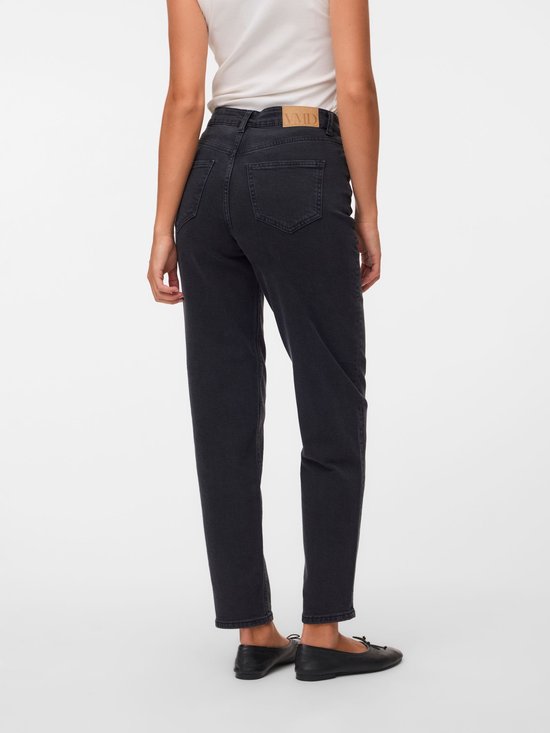 Achterkant van zwarte jeans met mom-fit pasvorm, voorzien van een beige VMD-label op de tailleband.