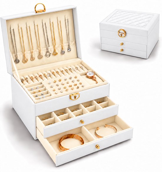 Witte sieradendoos met doorgestikt ruitpatroon, goudkleurig slot, en twee open lades vol gevuld met sieraden.