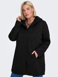 Model draagt een zwarte ONLY CARMAKOMA winterjas met capuchon en insteekzakken over een bruine top.