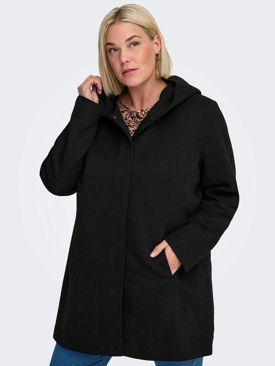 Model draagt een zwarte ONLY CARMAKOMA winterjas met capuchon en insteekzakken over een bruine top.