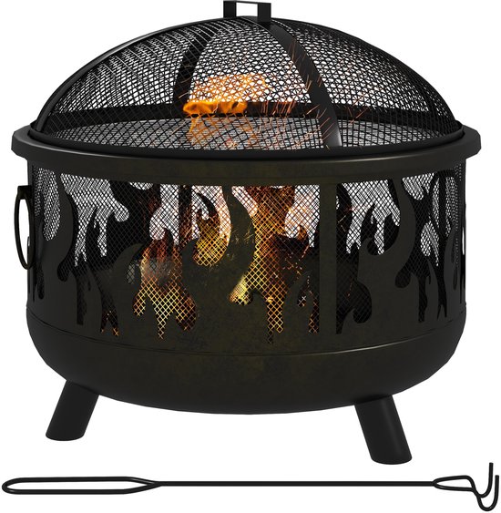Zwarte vuurschaal met brandend hout, vonkenscherm en pook op een witte achtergrond.