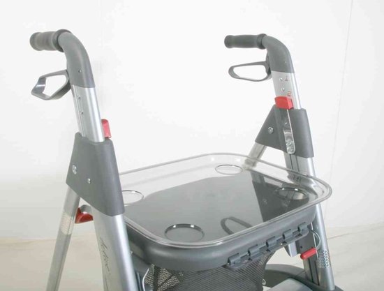 Transparant Active dienblad bevestigd op een rollator met grijze handgrepen en remmen.