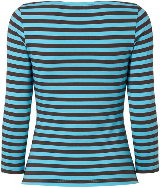 Achterzijde van het getailleerde shirt met blauwe en bruine horizontale strepen.